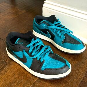 Air Jordan 1 Low SE - women’s 9 - bright spruce/sail/black